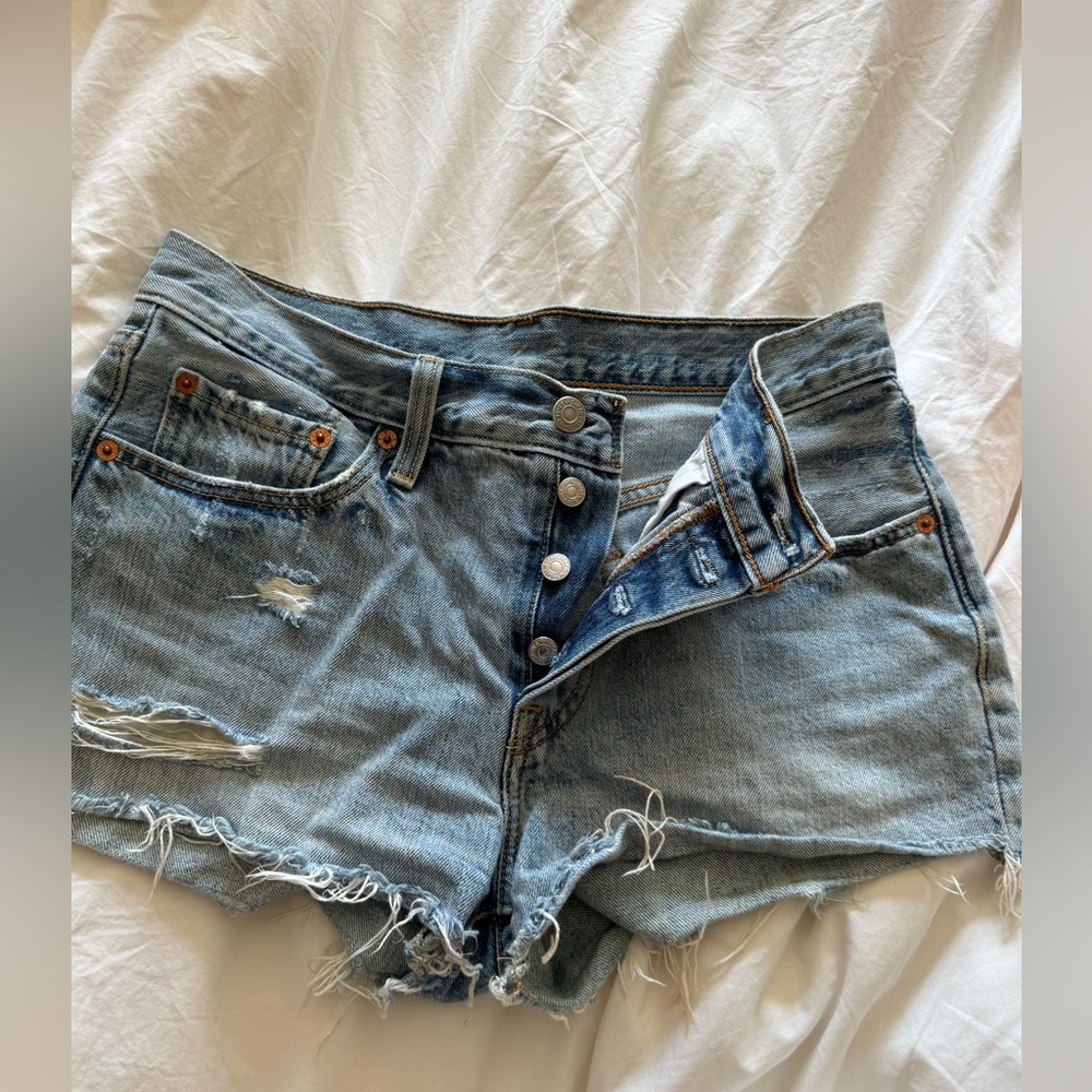 Mid Rise Levi’s 501 Jean Shorts - Size 27